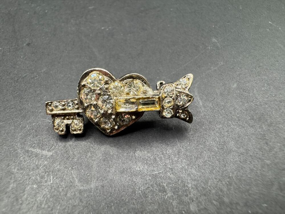 Vintage Karu Signed Silver Tone Rhinestone Key Through Heart Pin Brooch